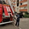 Семнадцать спасателей тушили квартиру в Калуге
