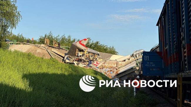 Вагон поезда в Брянской области оказался раздавлен обрушившимся мостом