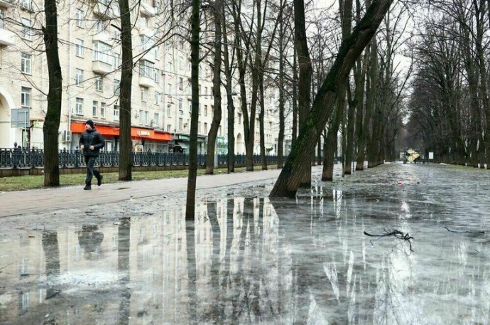 Синоптик рассказал, как долго в Москве продержится гололед