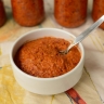 Кабачковую икру с грибами готовят с куркумой и сушеными травами