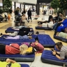 В Шереметьево начали раздавать матрасы пассажирам задержанных рейсов