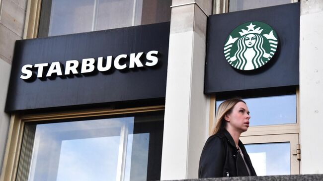 Работники Starbucks начали масштабную забастовку в США, сообщает CNBC