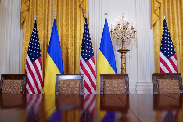 Половина американцев выступает против сделки с Украиной