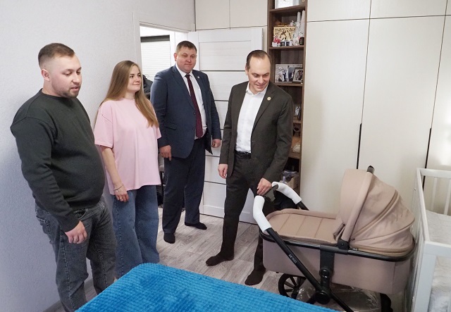 Артём Здунов побывал в квартире семьи Савельевых, предоставленной по программе для детей-сирот