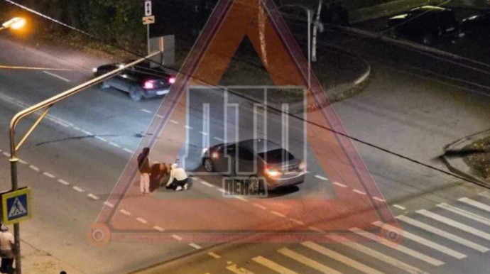 Прохожие накрыли куртками: молодая девушка упала без сознания после ДТП на Шуисте Прохожие накрыли куртками: молодая девушка упала без сознания после ДТП на Шуисте