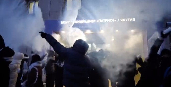 Видео: эффектный якутский салют у центра «Патриот»