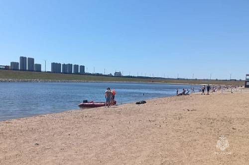 Мужчина, которого достали из воды спасатели в Благовещенске, утонул