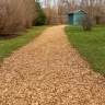 Древесная щепа предотвращает грязь на дорожках — агроном Николай Середа