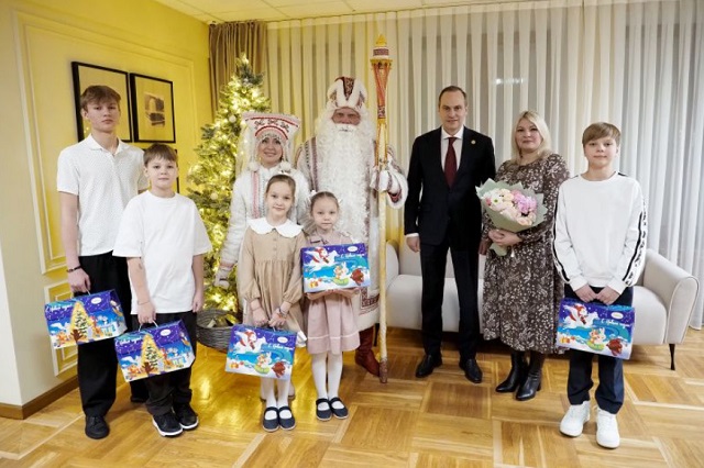 Глава Мордовии вручил новогодние подарки многодетной семье Шукшиных