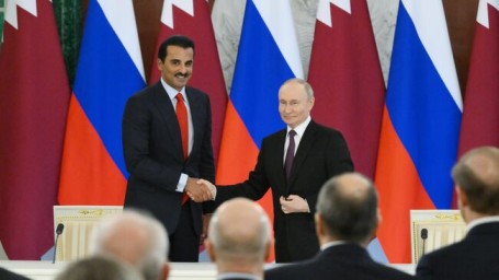 Политолог объяснил, почему эмир Катара выбрал костюм для встречи с Путиным