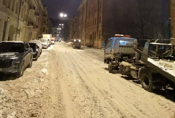 Петербуржцам напомнили о правилах остановки и стоянки транспортных средств для зимней уборки улиц