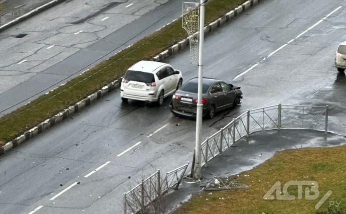 В Южно-Сахалинске седан снес ограждение и влетел в столб В Южно-Сахалинске седан снес ограждение и влетел в столб