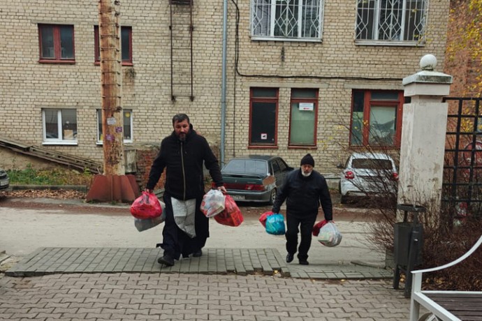 В Орле приходская община храма передала гуманитарную помощь вынужденным переселенцам
