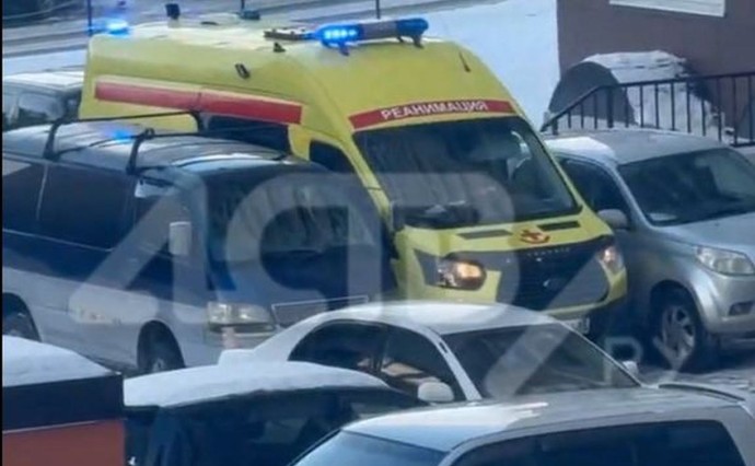 Брошенные во дворах Южно-Сахалинска машины помешали "скорой" оперативно добраться до пациента Брошенные во дворах Южно-Сахалинска машины помешали "скорой" оперативно добраться до пациента