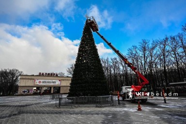 Новогодняя красавица: у КЦ «Октябрь» Белгорода наряжают еще одну праздничную ель