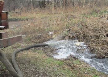 В амурском селе водителя «поймали» за сливом отходов в реку