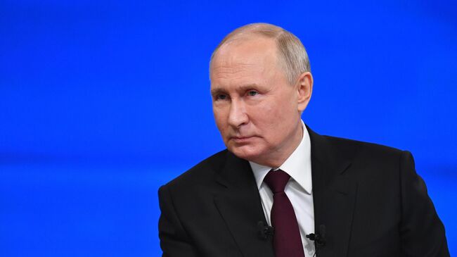 Путин рассказал, что иногда заканчивает работать поздней ночью