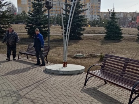 В Саранске устанавливают скамейки и урны для мусора