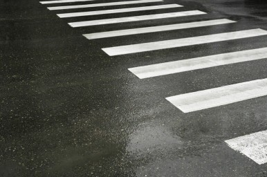 На западе Москве автомобиль наехал на пешеходов, пять человек пострадали