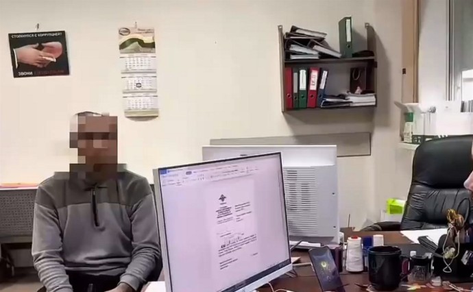 На Сахалине нелегальный таксист случайно выдал себя полиции, заехав на служебную парковку На Сахалине нелегальный таксист случайно выдал себя полиции, заехав на служебную парковку