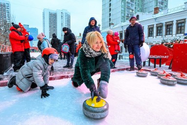 Москвичей и гостей столицы научат играть в керлинг на фестивале «Путешествие в Рождество»