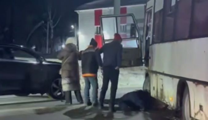 В результате ДТП в Ярославле водитель автобуса выпал на дорогу