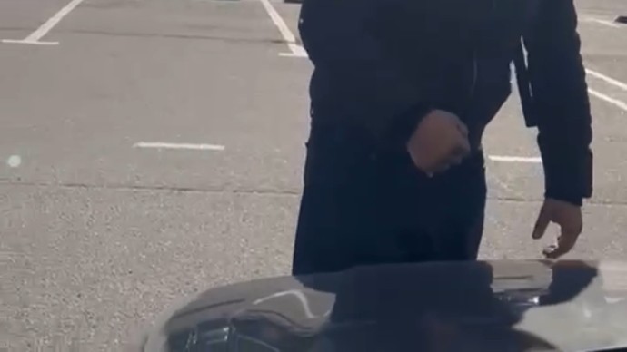 Агрессивный уличный продавец разгромил машину петербуржца за отказ купить телефон