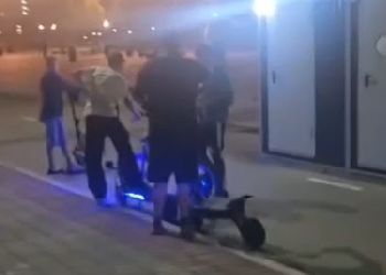 На набережной Благовещенска заметили подростков на самокатах