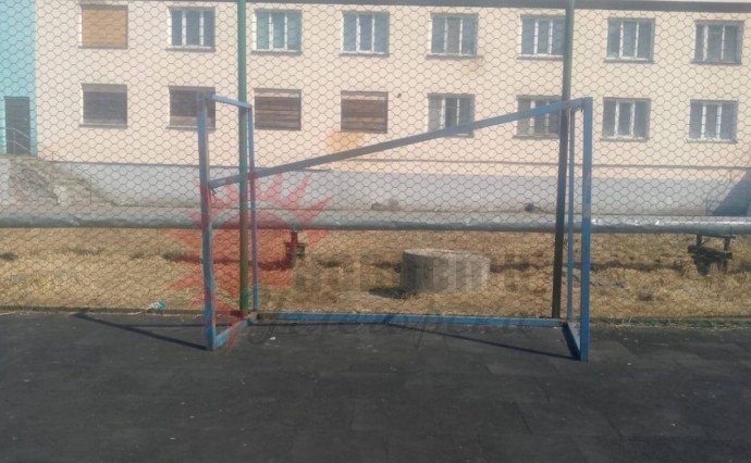 Перекладина футбольных ворот упала на подростка в Углегорске и разорвала ему подушечку пальца