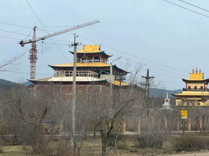 В Улан-Удэ святыни в дугане покрывают сусальным золотом В Улан-Удэ святыни в дугане покрывают сусальным золотом