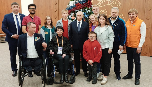 Президент России встретился с волонтерами и лидерами НКО в Национальном центре «Россия» Президент России встретился с волонтерами и лидерами НКО в Национальном центре «Россия»
