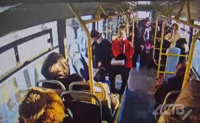 Жительница Южно-Сахалинска упала в автобусе и получила перелом ребра