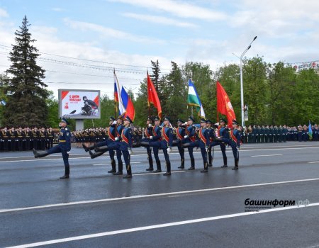 Тысячи людей пришли на торжественный парад Победы в Уфе