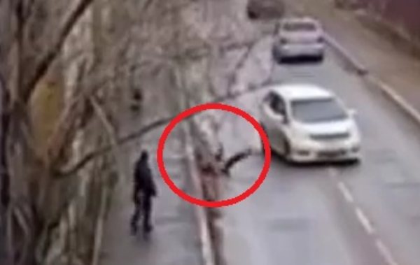 В Улан-Удэ мальчик, играя с мячом, попал под машину