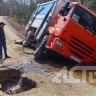 На Сахалине перекрыли дорогу, где вахтовка с пассажирами завалилась в канаву