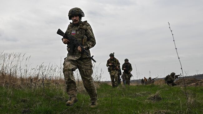 Девять боевиков ВСУ сдались после закинутых в опорник мин, рассказал боец