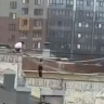 В Южно-Сахалинске подростков заметили на крыше многоэтажки