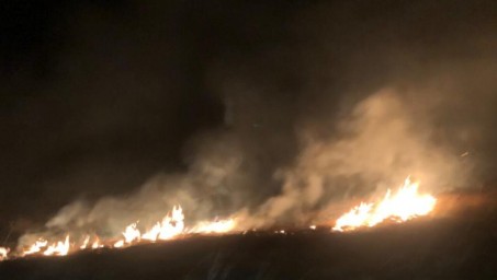В Башкирии ночью между двумя селами загорелась сухая трава