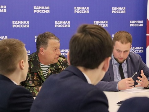 «Граница отступает за нами»: молодые политики встретились с отличником погранвойск