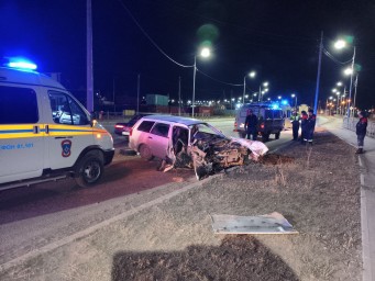 В Якутске иномарка на высокой скорости врезалась в уличный столб, водитель скончался