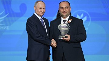 Путин наградил победителя муниципальной премии "Служение"