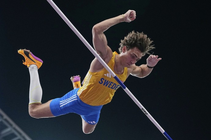 Глава World Athletics пошутил, что рекорды Дюплантиса обходятся слишком дорого
