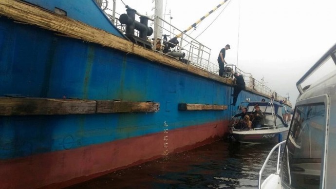 Ярославские приставы запретили владельцу нефтяной баржи выводить судно из порта на Азовском море