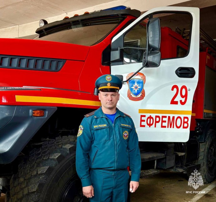 Сотрудник МЧС спас двух человек на пожаре в Тульской области