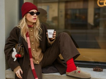 Объёмные шапки визуально удлиняют силуэт в зимних образах — стилист Никифорова