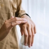 Низкая влажность воздуха и частое мытьё рук усиливают зимнюю сухость кожи — VWoman