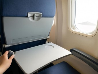 Бактерии на борту: какие места в самолёте превращаются в инкубатор болезней