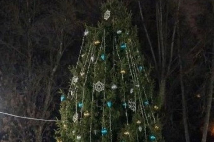 Новогоднее настроение в Пензе: на Соборной площади установили восьмиметровую ель Новогоднее настроение в Пензе: на Соборной площади установили восьмиметровую ель