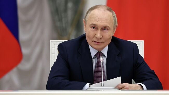 Путин поручил расширить импорт приоритетных товаров и услуг