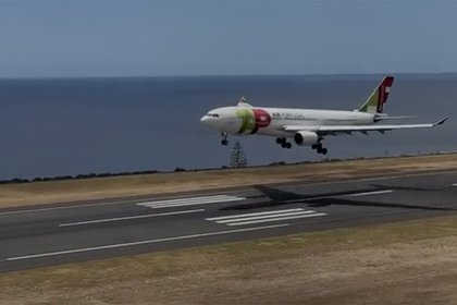 Украинка сняла посадку самолета в одном из опаснейших аэропортов и встревожила подписчиков